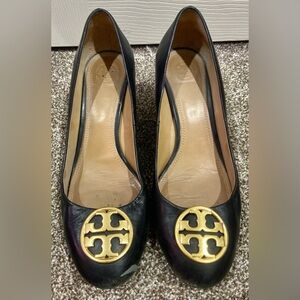 Women’s Tory Burch Black Close Toe Wedges With Gold Logo Size 9